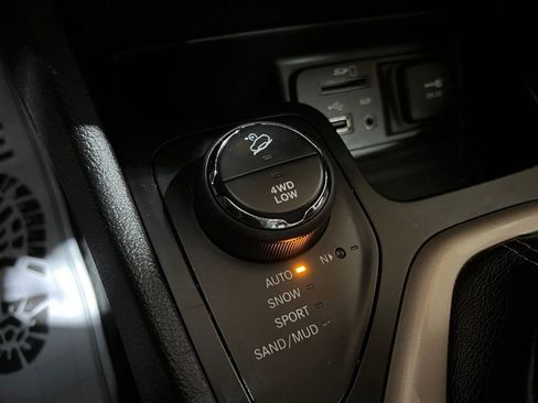 Used 2014 Jeep Cherokee Latitude w/ Cold Weather Group image 30