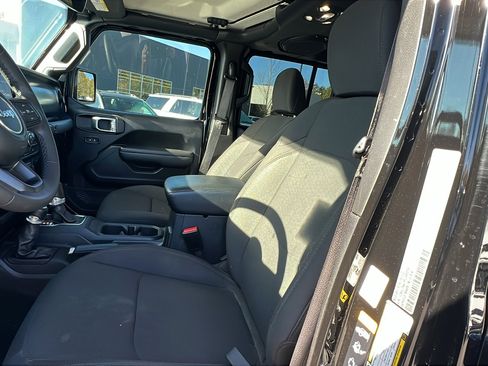 Used 2023 Jeep Gladiator Sport image 16