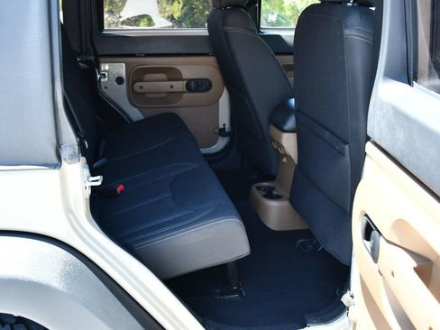 Used 2018 Jeep Wrangler Unlimited Rubicon w/ Connectivity Group AWD/4WD image 43