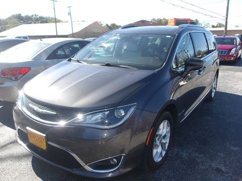 Used 2018 Chrysler Pacifica Touring-L w/ Advanced Safetytec Group image 3