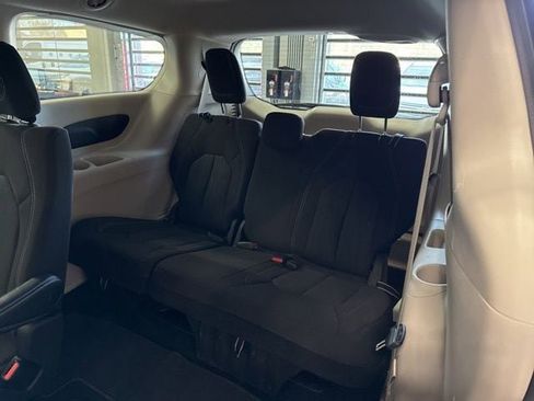 Used 2022 Chrysler Voyager LX image 32