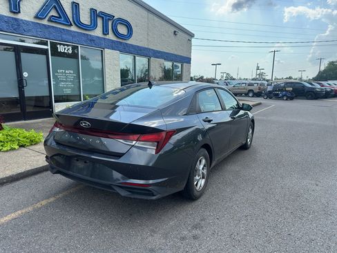 Used 2021 Hyundai Elantra SE FWD image 4