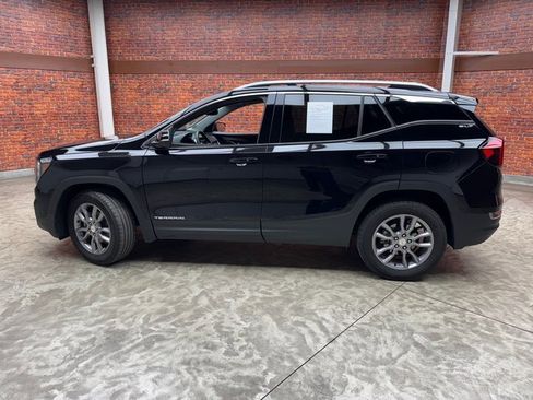 Used 2024 GMC Terrain SLT image 2
