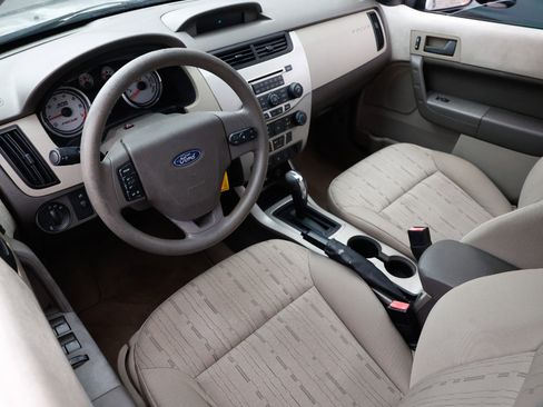 Used 2010 Ford Focus SE image 4