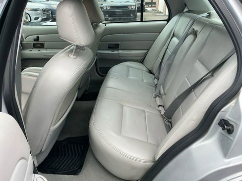 Used 2003 Ford Crown Victoria LX image 17