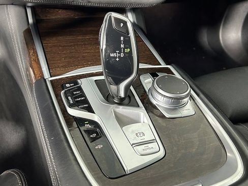 Used 2022 BMW 750i xDrive AWD/4WD image 27