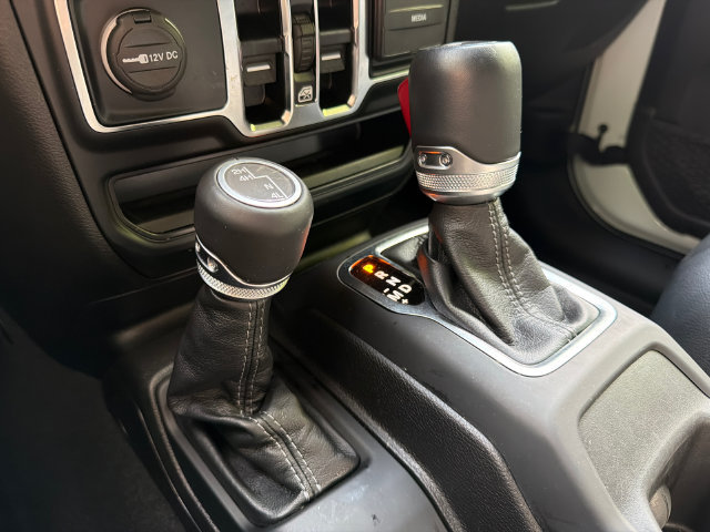 Used 2024 Jeep Wrangler Unlimited Sahara AWD/4WD image 28