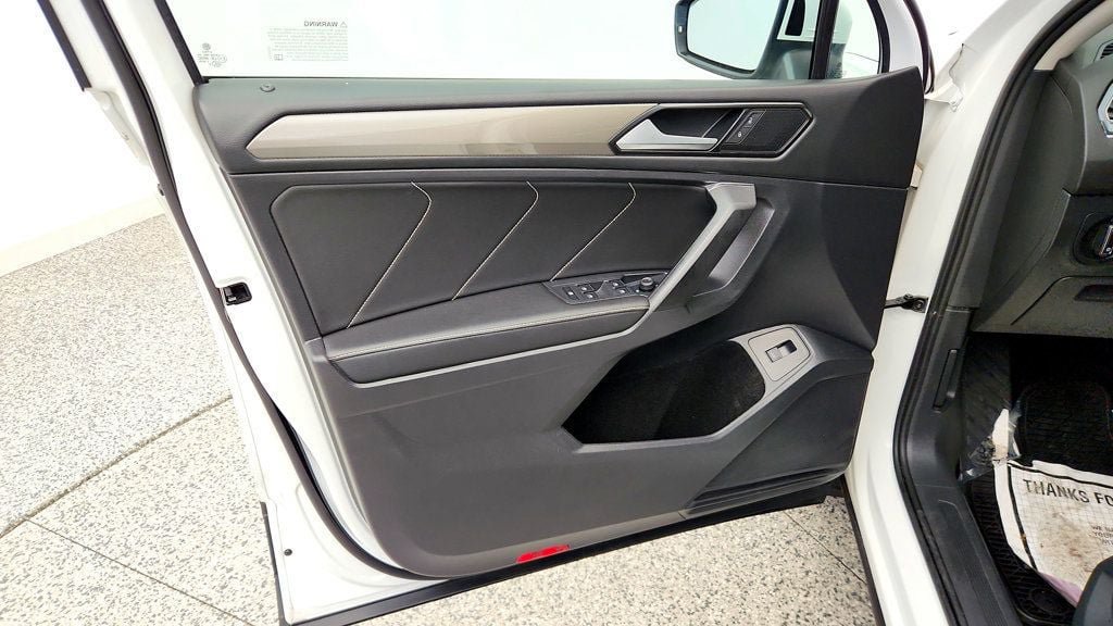 Used 2022 Volkswagen Tiguan SE w/ Panoramic Sunroof Package AWD/4WD image 11