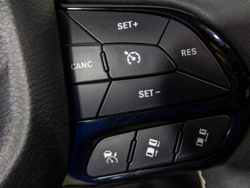 Used 2024 Chrysler Pacifica Limited FWD image 32
