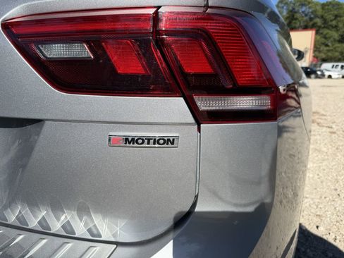 Used 2021 Volkswagen Tiguan SE w/ Panoramic Sunroof Package image 11