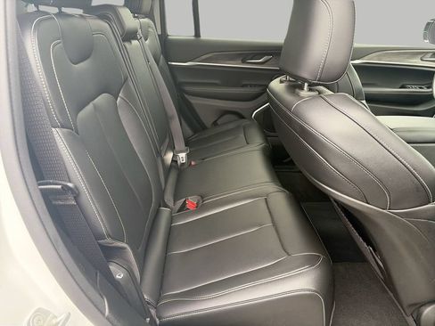 Used 2023 Jeep Grand Cherokee Limited w/ Black Appearance Package AWD/4WD image 14