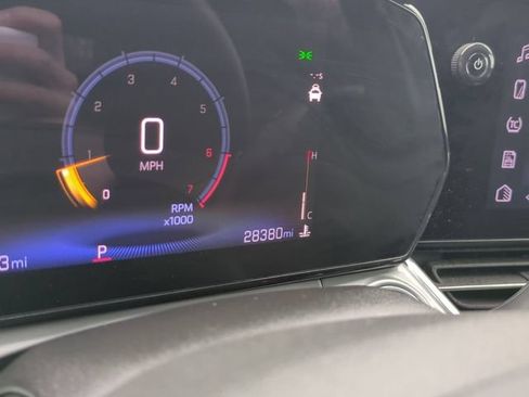 Used 2025 Chevrolet Trax LT FWD image 11