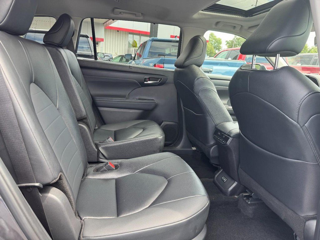 Used 2025 Toyota Highlander XLE AWD/4WD image 15