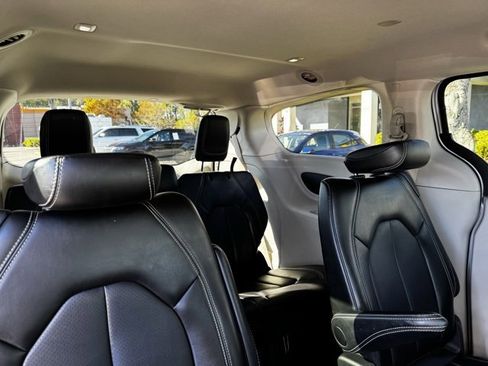 Used 2024 Chrysler Pacifica Touring-L image 17