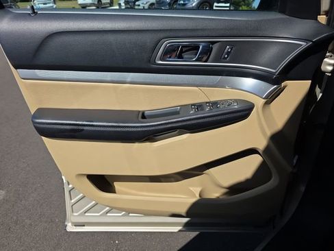 Used 2017 Ford Explorer XLT image 18
