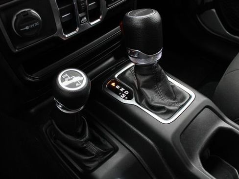 Used 2022 Jeep Gladiator Sport AWD/4WD image 15