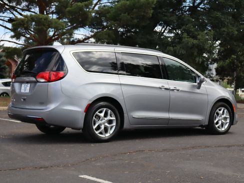 Used 2017 Chrysler Pacifica Touring-L w/ Tire & Wheel Group FWD image 5