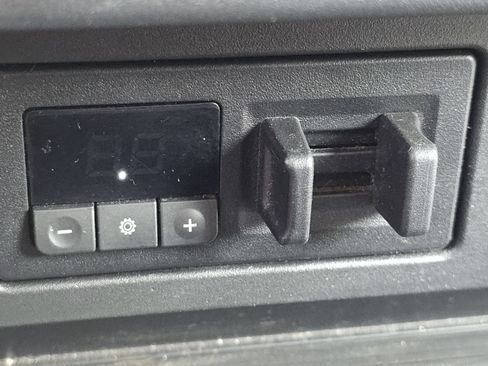 Used 2018 Nissan Titan SV w/ SV Convenience Package AWD/4WD image 8