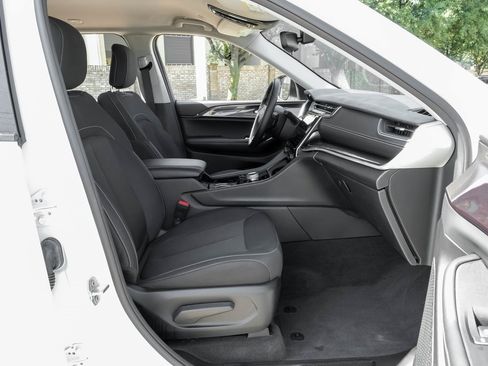 Used 2022 Jeep Grand Cherokee Laredo w/ Luxury Tech Group I image 42