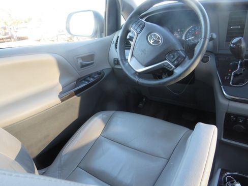 Used 2018 Toyota Sienna Limited Premium image 27