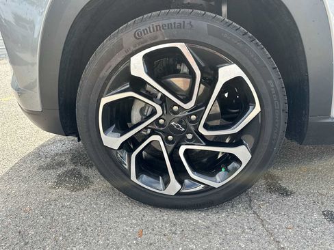 Certified 2025 Chevrolet Trax RS w/ Sunroof Package image 12