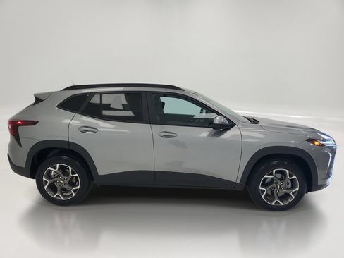 Used 2025 Chevrolet Trax LT w/ LT Convenience Package FWD image 4