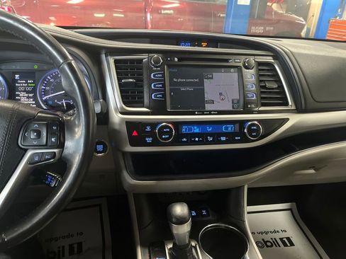 Used 2019 Toyota Highlander XLE image 18