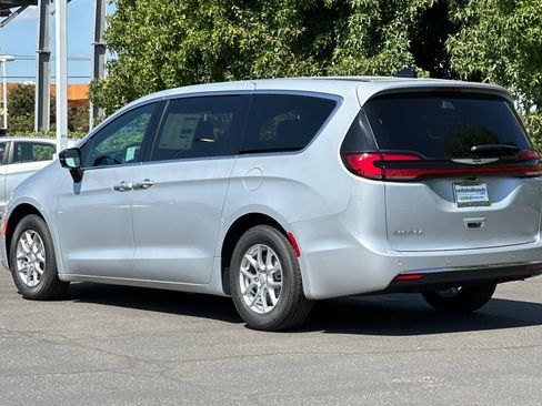 New 2026 Chrysler Pacifica Select image 6