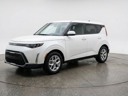 Used 2025 Kia Soul LX w/ LX Technology Package FWD image 3