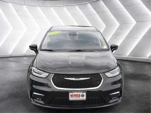Used 2024 Chrysler Pacifica Touring-L FWD image 8