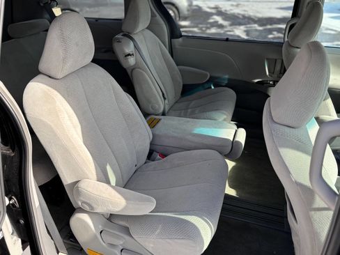 Used 2013 Toyota Sienna LE image 15