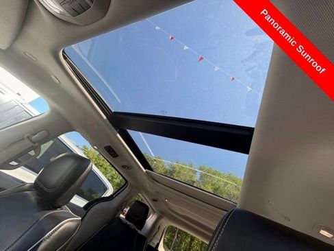 Used 2024 Chrysler Pacifica Limited FWD image 8