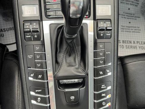 Used 2018 Porsche Macan AWD/4WD image 32