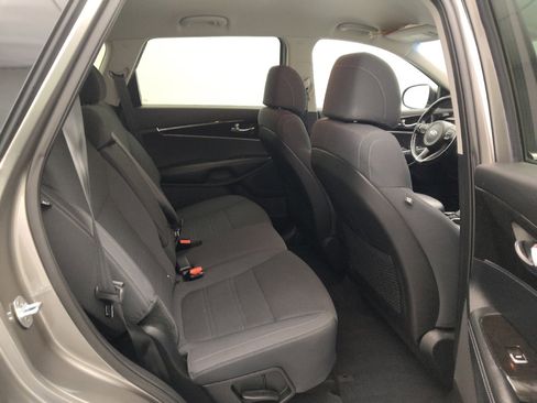 Used 2017 Kia Sorento LX w/ LX Convenience Package image 19