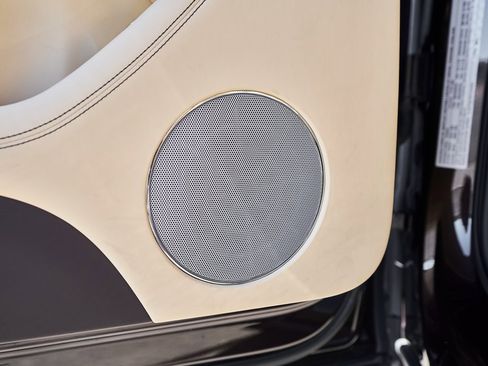 Used 2023 Bentley Bentayga Extended Wheelbase image 33