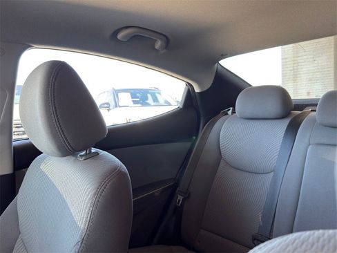 Used 2015 Hyundai Elantra SE image 24