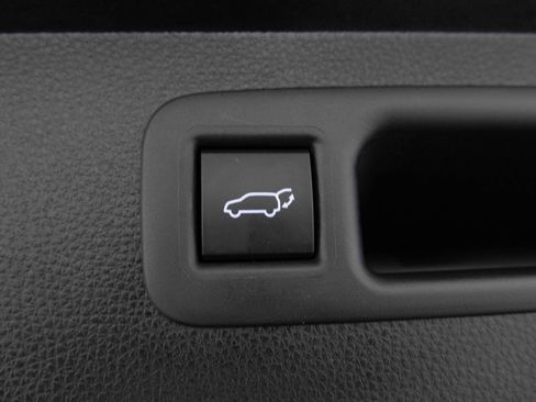 Used 2022 Toyota Highlander LE AWD/4WD image 44