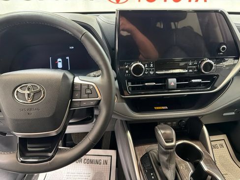 Used 2024 Toyota Highlander Platinum AWD/4WD image 25