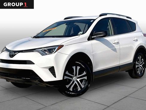 Used 2018 Toyota RAV4 LE FWD image 1