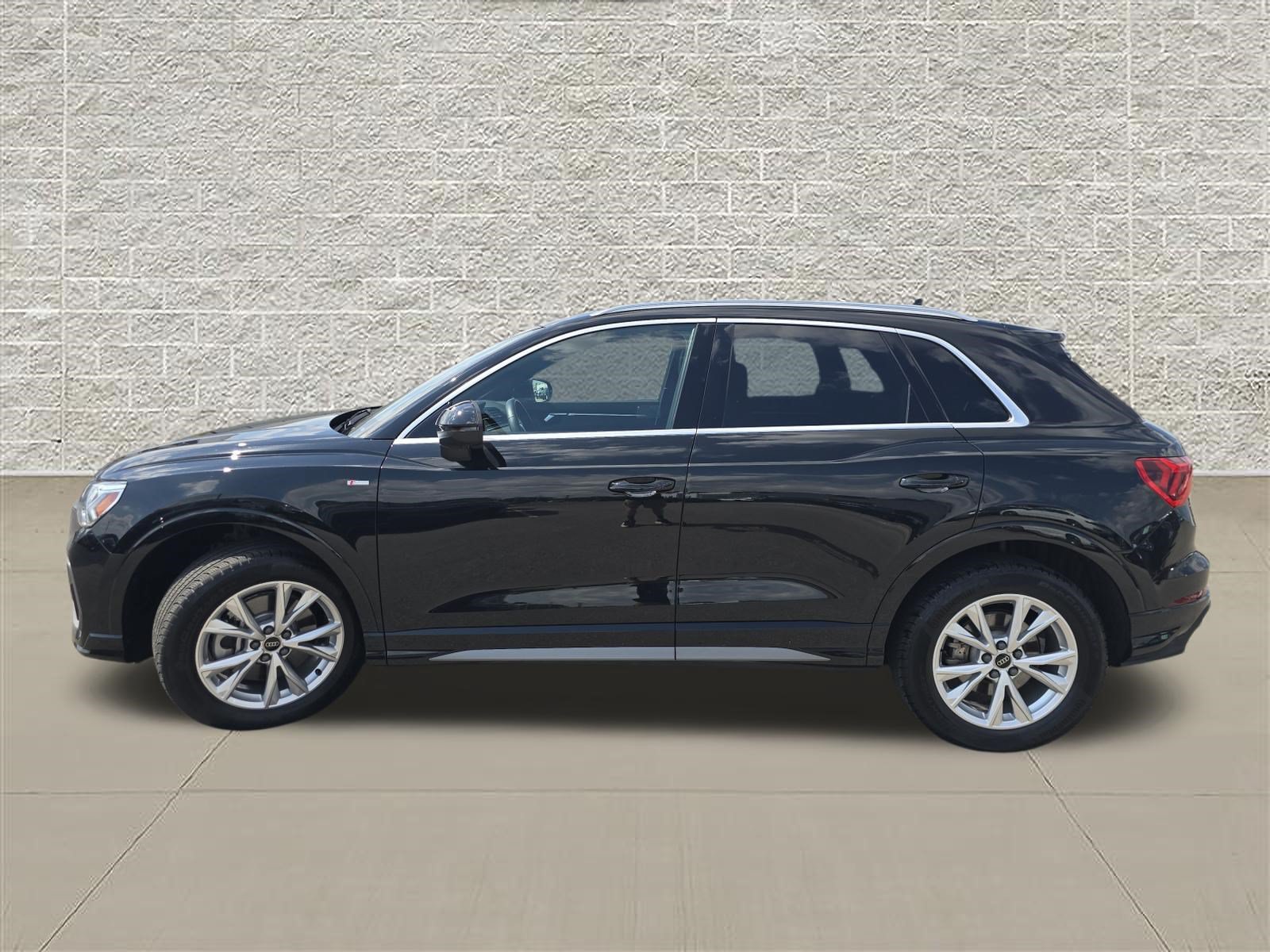 Certified 2025 Audi Q3 2.0T Premium w/ Convenience Package AWD/4WD image 4