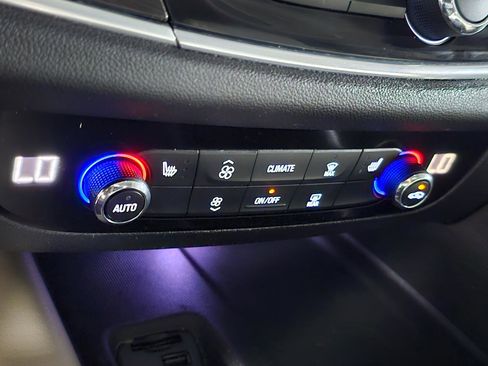 Used 2020 Buick Enclave Essence image 41