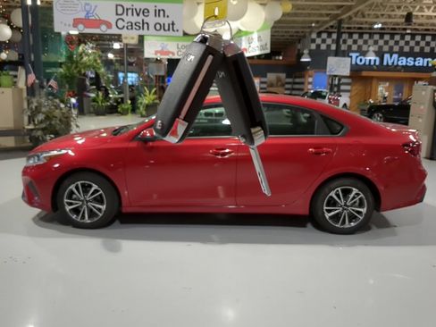 Used 2023 Kia Forte LXS w/ LXS Technology Package FWD image 4
