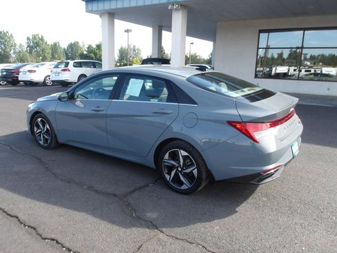 Used 2022 Hyundai Elantra SEL w/ Convenience + Premium Package FWD image 3