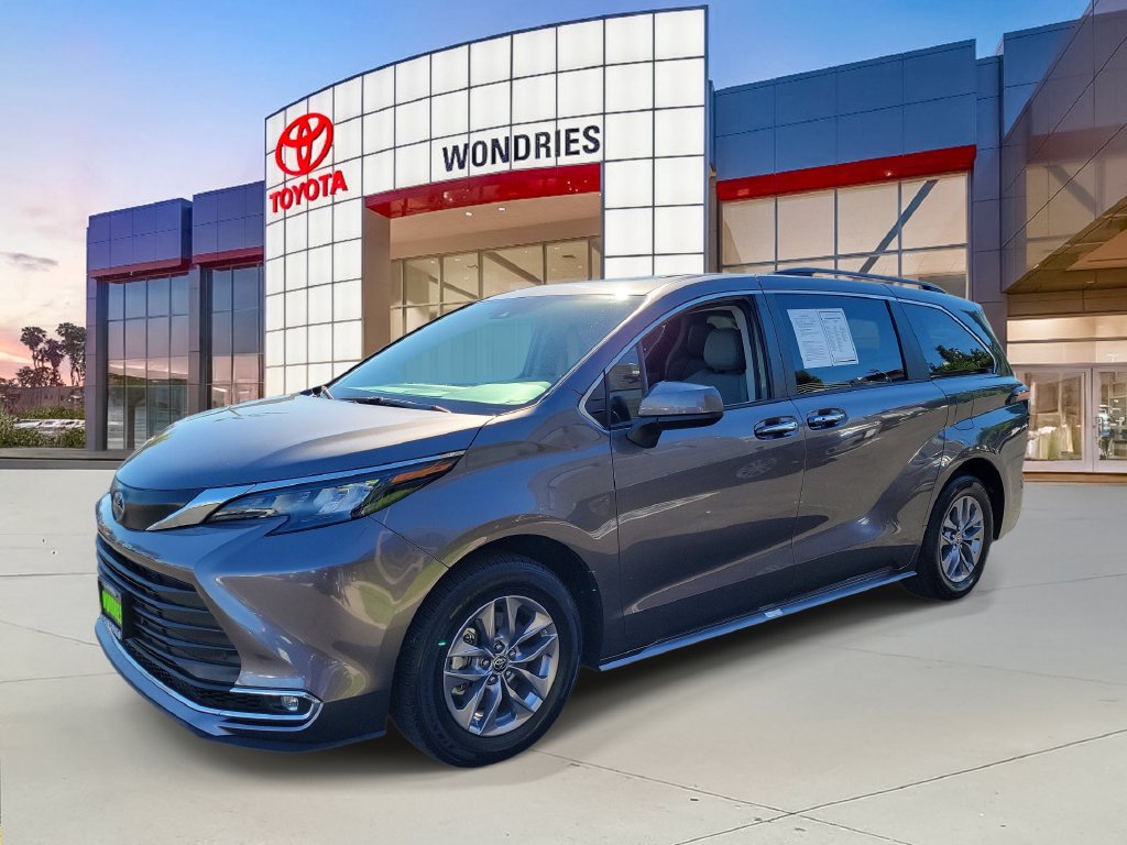Used 2024 Toyota Sienna XLE FWD image 2