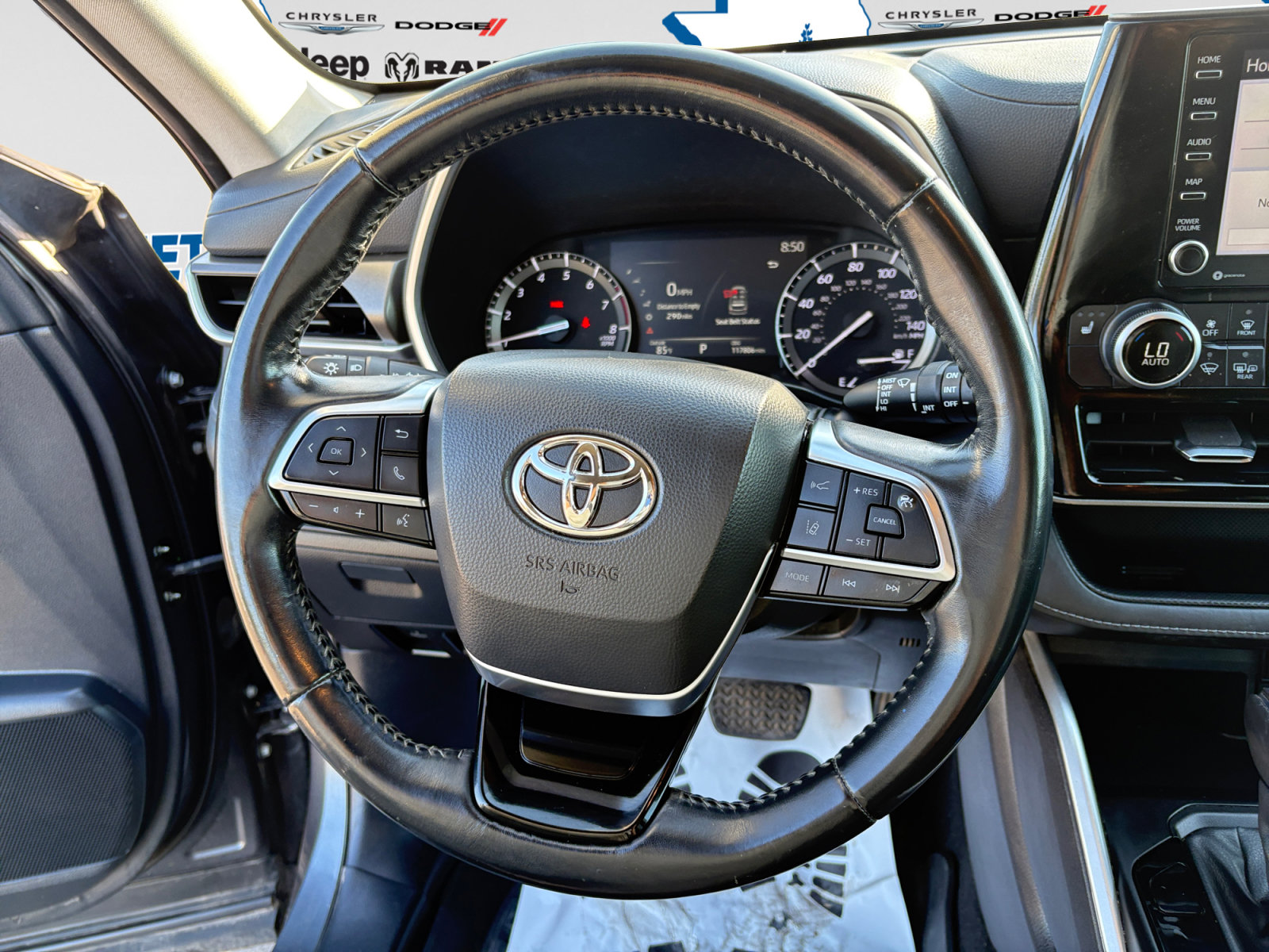 Used 2021 Toyota Highlander XLE FWD image 13