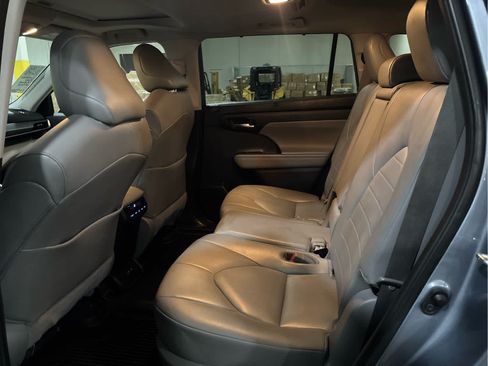 Used 2021 Toyota Highlander XLE AWD/4WD image 8