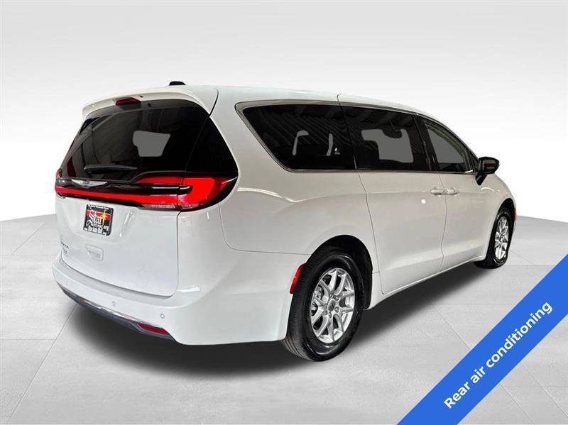 Used 2023 Chrysler Pacifica Touring-L FWD image 5