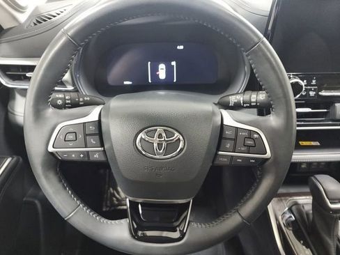 Used 2023 Toyota Highlander Platinum image 30