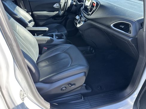 Used 2021 Chrysler Pacifica Touring-L w/ Uconnect Theater Family Group image 18