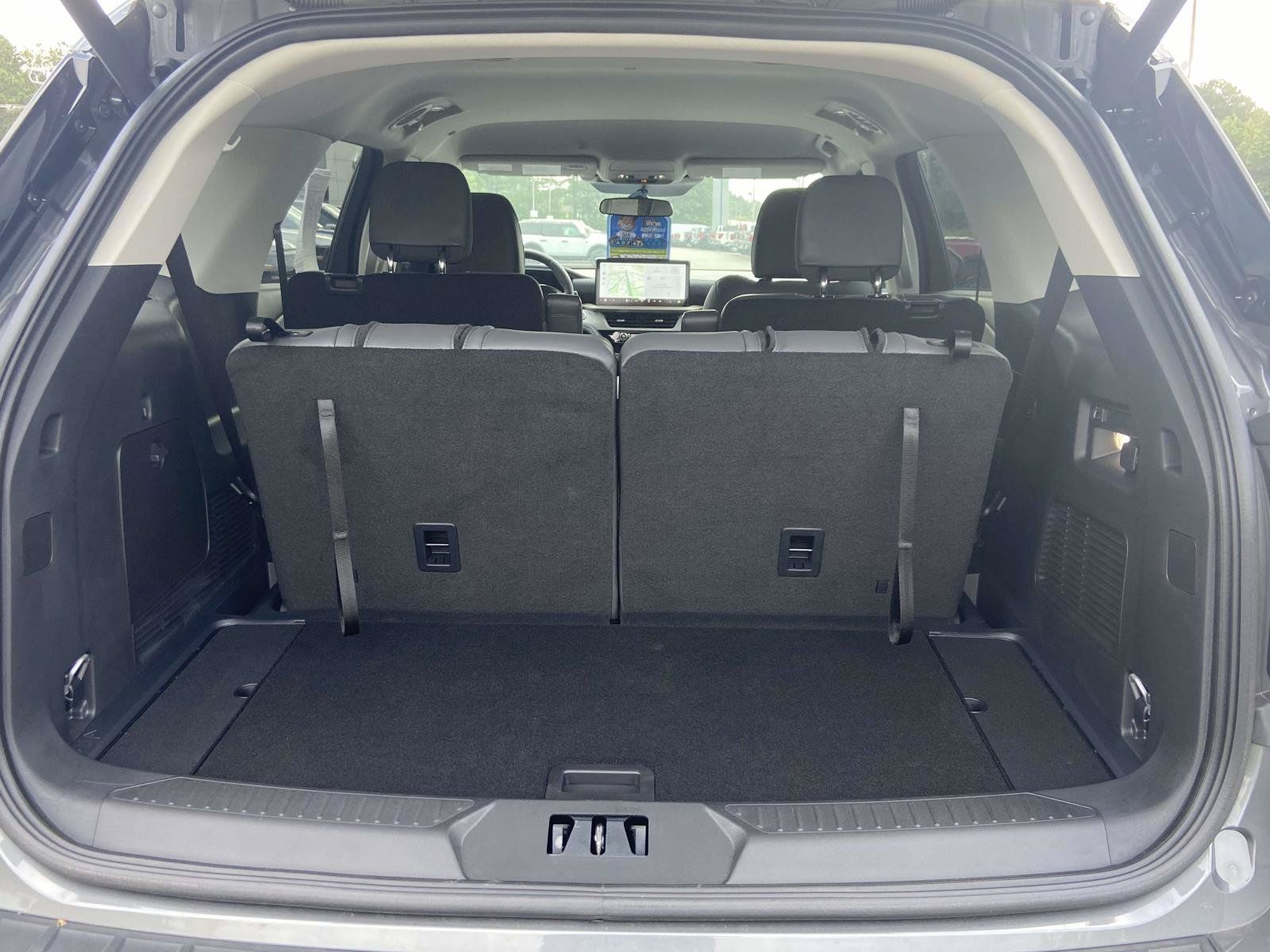 Used 2025 Ford Explorer Active w/ Active Comfort Package RWD image 10